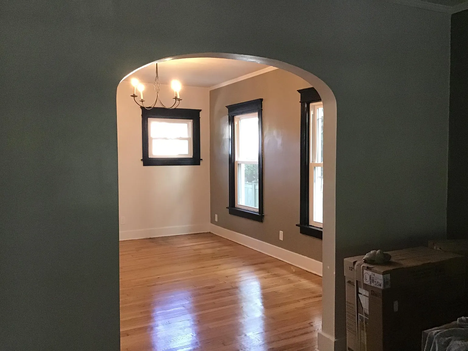 6 bed, 2.5 bath, 3600 sqft, $8,990 — Photo 2