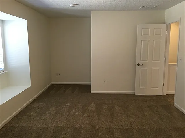 385 Bostwick Cir — Photo 12