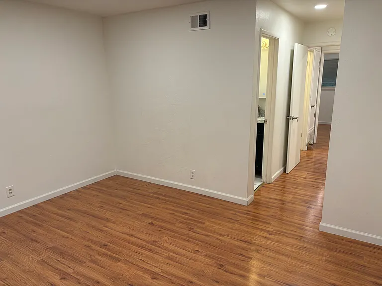 215 Saint Nicholas Ct — Photo 7