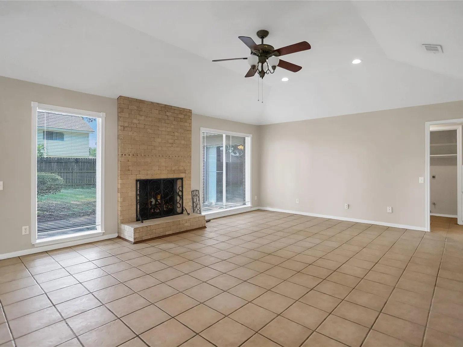 3 bed, 2.0 bath, 1594 sqft, $1,740 — Photo 4