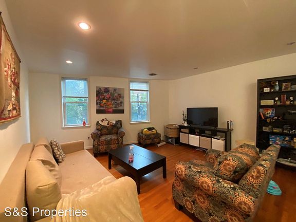 2nd image of 916 E Passyunk Ave