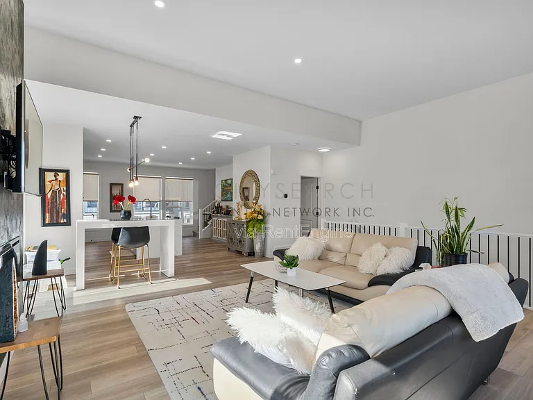 244 Sovereign Cres SW #1 — Photo 10
