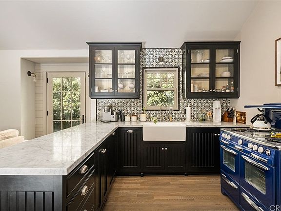 3rd image of 909 Larrabee St