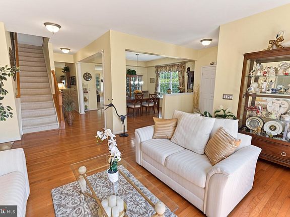 3rd image of 19 Waterford Ln