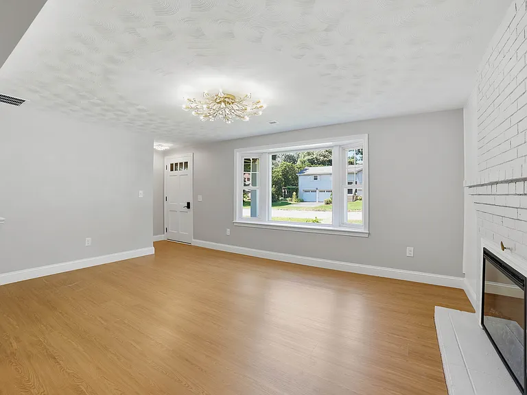 44 Topsfield Cir — Photo 8