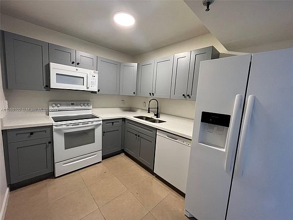 5th image of 901 Hillcrest Dr APT 403
