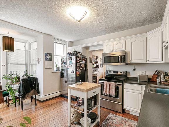 5th image of 208 S Lincoln St APT A