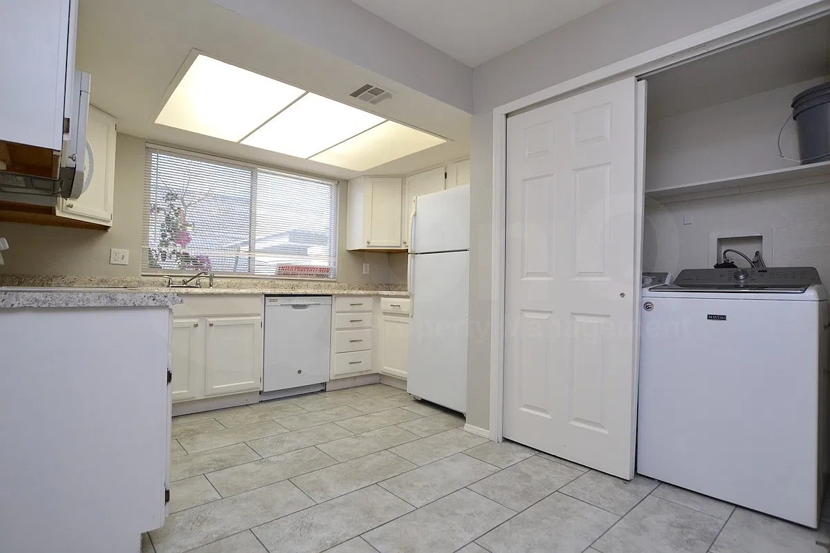 2 bed, 2.0 bath, 807 sqft, $1,149 — Photo 2