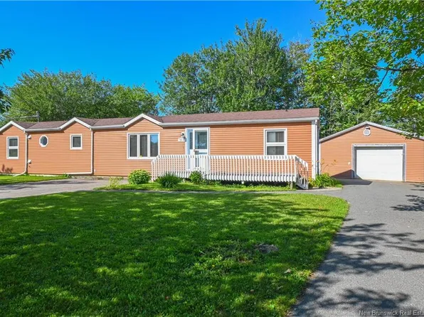 131 Loudun Ave, Shippagan, NB E8S 1X4