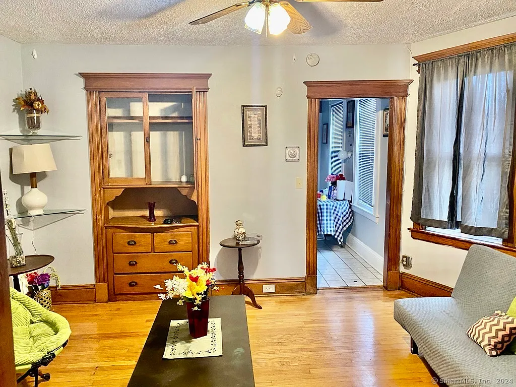 3 bed, 1.0 bath, 1200 sqft, $2,100 — Photo 3