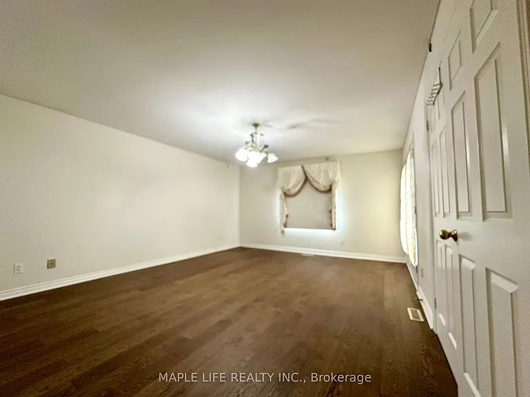 52 Prince Edward Blvd — Photo 25