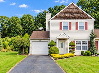14 Badger Trl, Coram, NY 11727