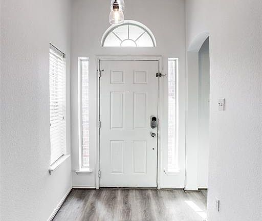 4th image of 5012 Valley Village Dr
