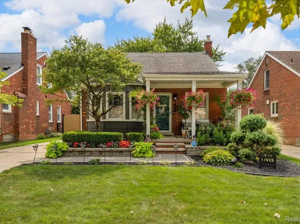 1993 Anita Ave, Grosse Pointe Woods, MI 48236