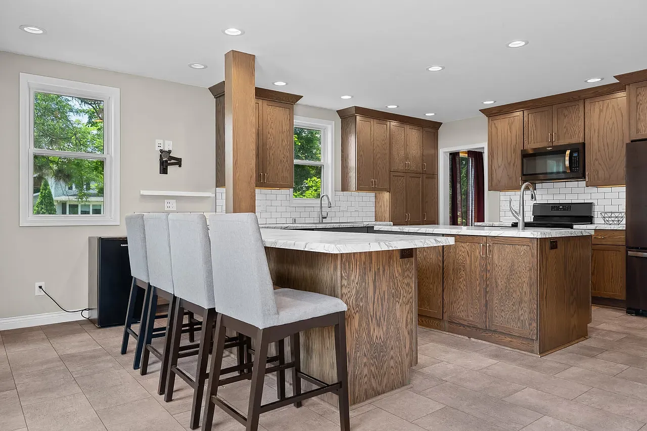 5 bed, 2976 sqft, $3,200 — Photo 4