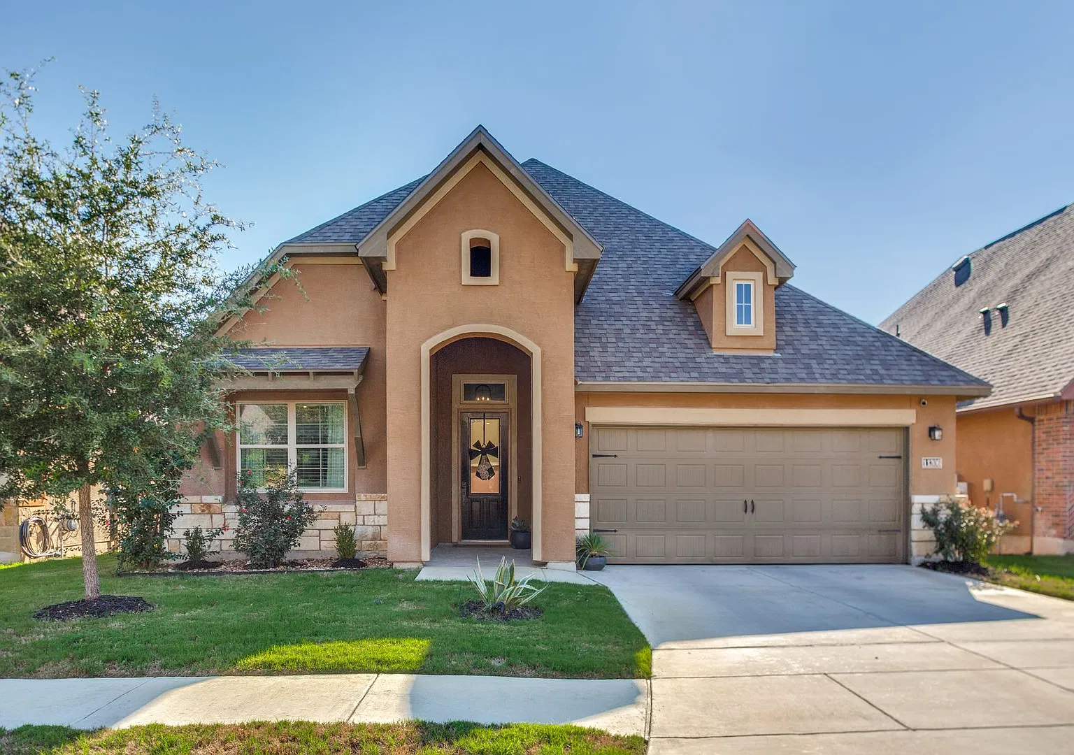 Gorgeous 4-Bedroom Home In Agave Trace — Photo 1