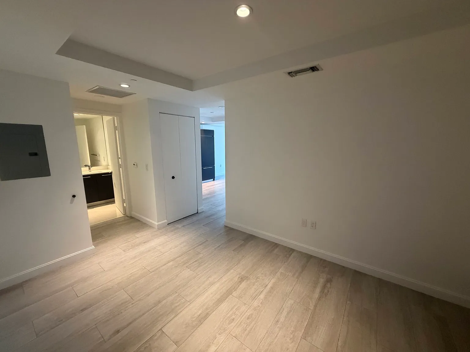 1 bed, 2.0 bath, 843 sqft, $3,850 — Photo 3
