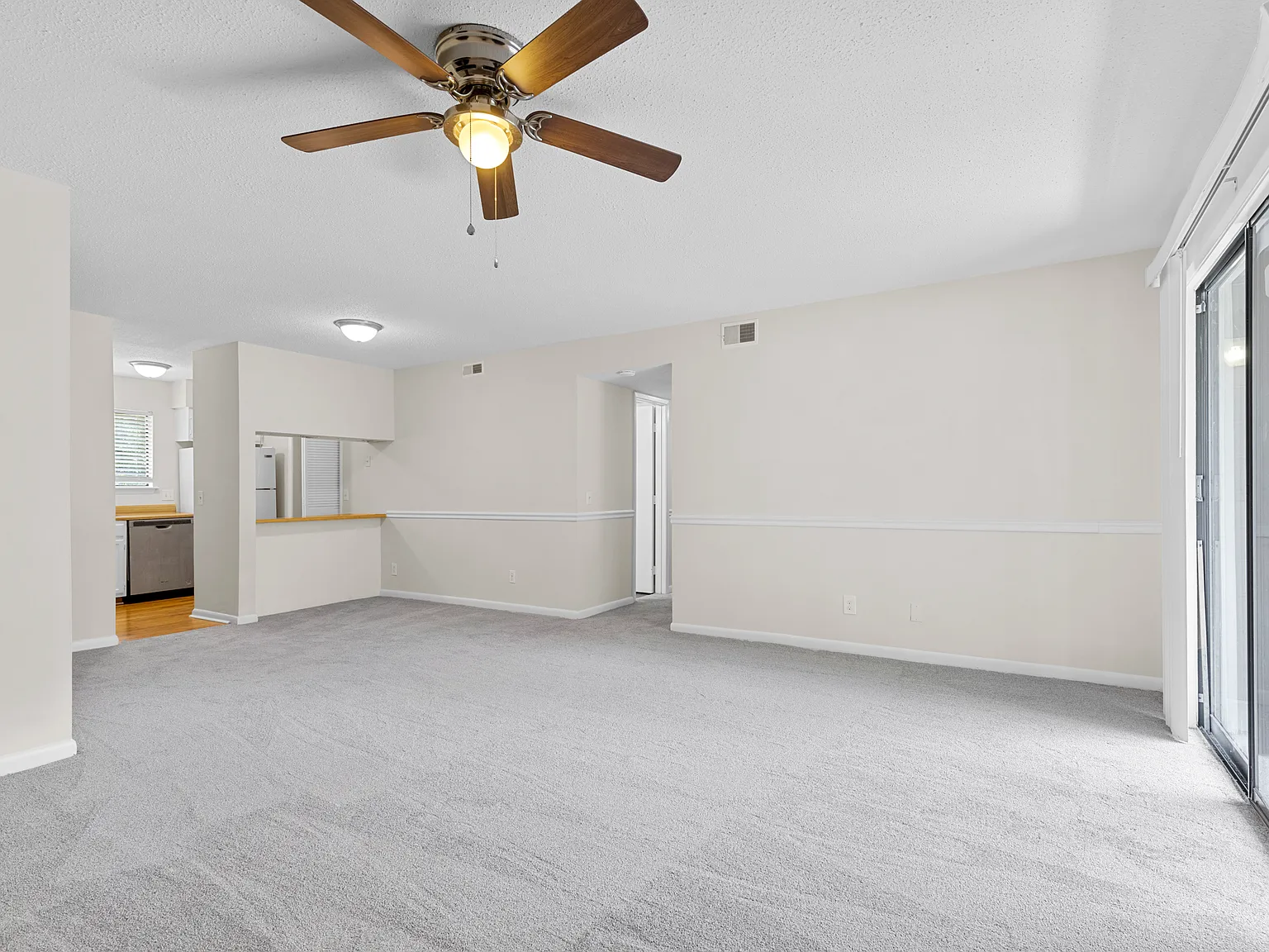 3 bed, 1141 sqft, $1,695 — Photo 4