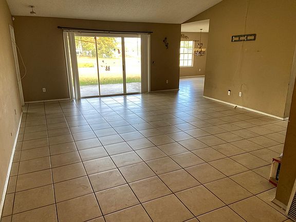 3rd image of 1802 SE North Blackwell Dr