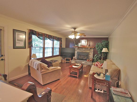 3rd image of 186 Balsam Ct