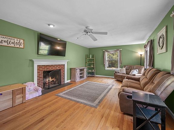 4th image of 65 Center St