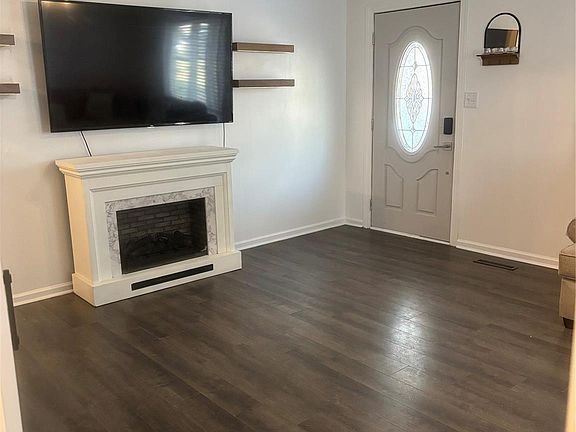 4th image of 104 Maple St