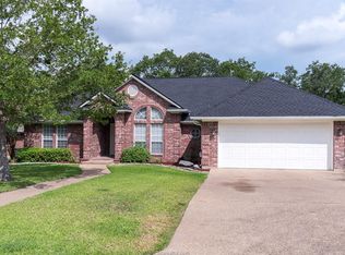 1811 White Stone Dr, Bryan, TX 77807