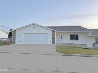 1115 Lakota Ln, Bismarck, ND 58504