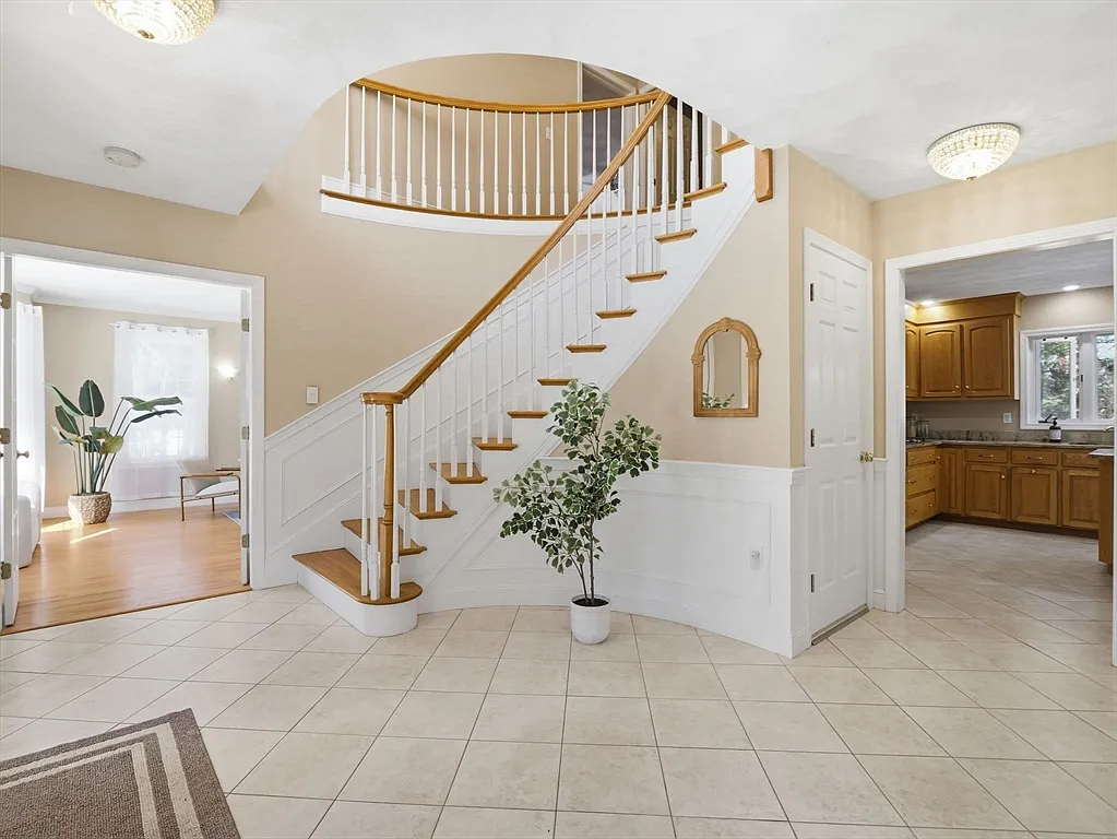 4 bed, 2.5 bath, 3965 sqft, $6,500 — Photo 2