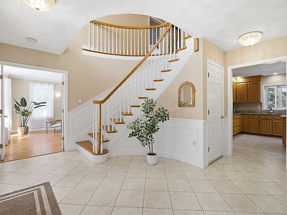 2nd image of 2 Pipers Gln