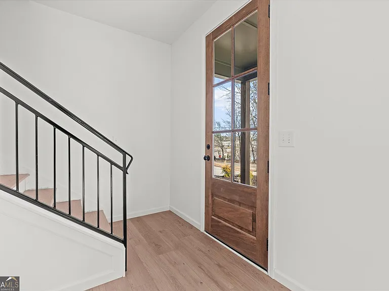 105 Carroll Cir — Photo 2