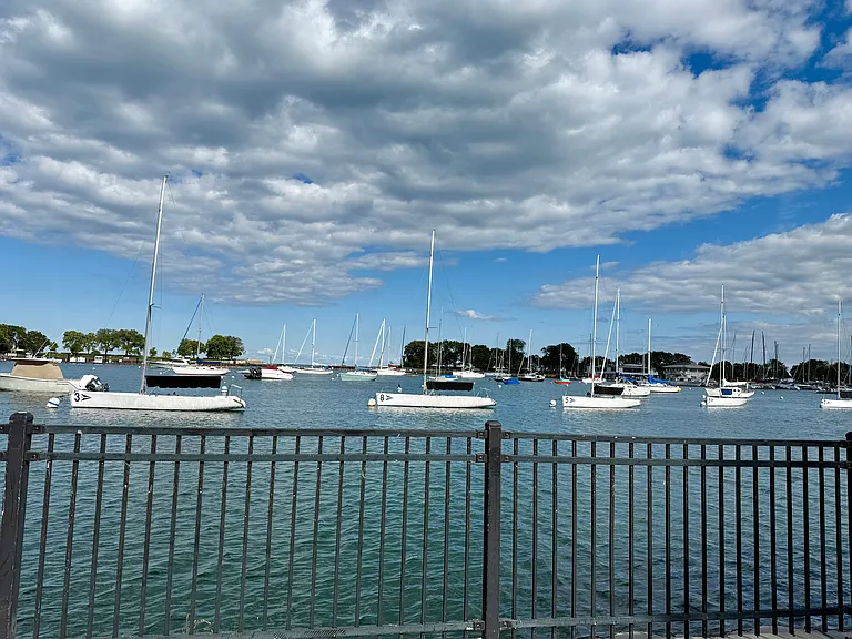Walking distance to the beautiful Belmont Harbor, lakefront trail, and the tremendous shops and restaurants on Broadway.