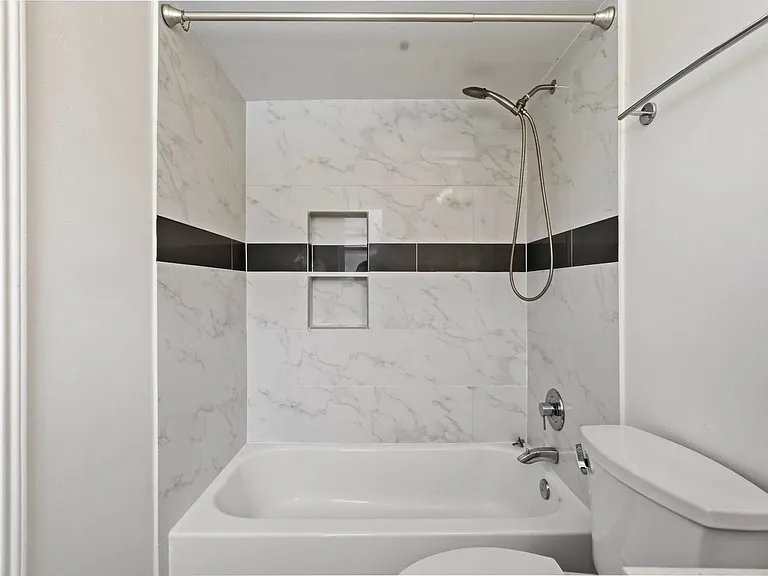 450 N Post Oak Ln — Photo 23