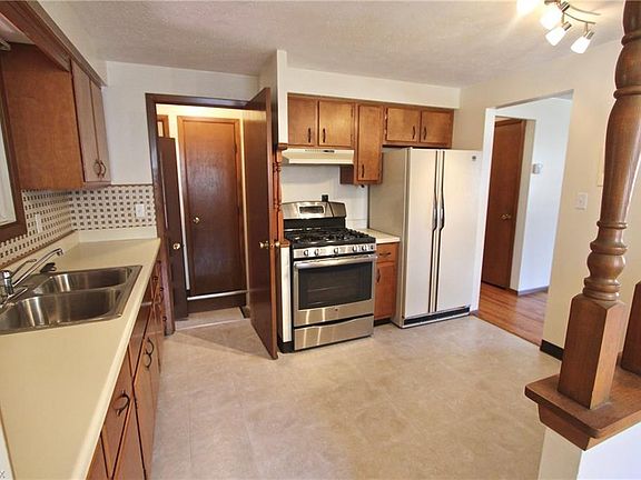 4th image of 18 Brune Dr