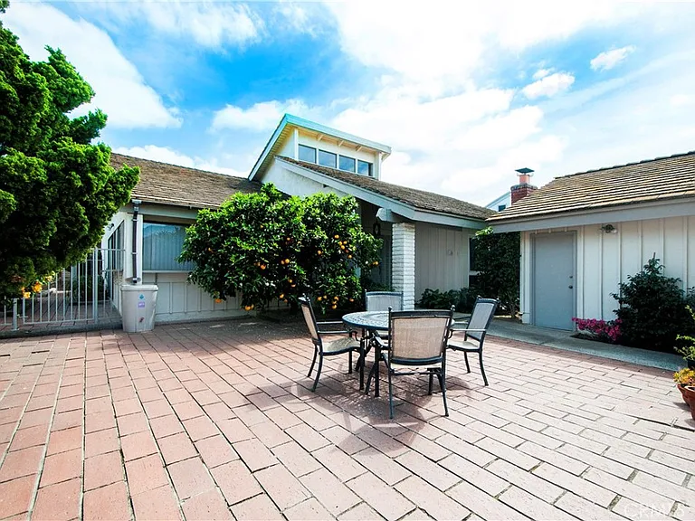 24 Cypress Tree Ln — Photo 4