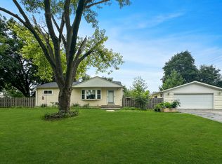 1 Hawthorne Rd, Lake In The Hills, IL 60156