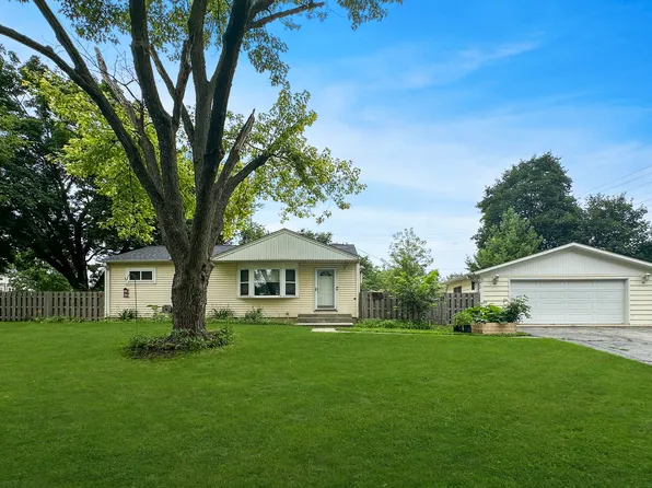 1 Hawthorne Rd, Lake In The Hills, IL 60156