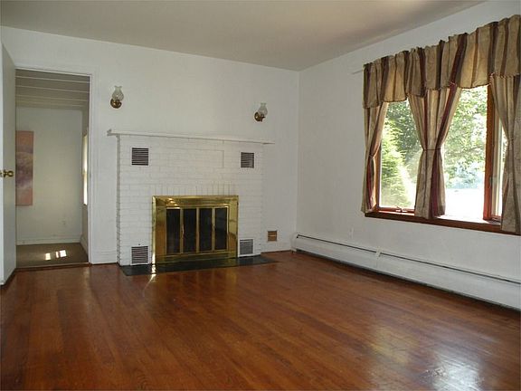 1st Flr Living Room wFireplace & Bay Window w/Lake View