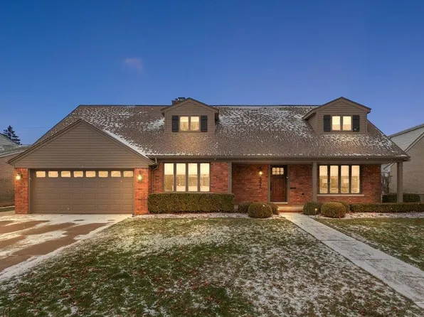 592 Woods Ln, Grosse Pointe Woods, MI 48236
