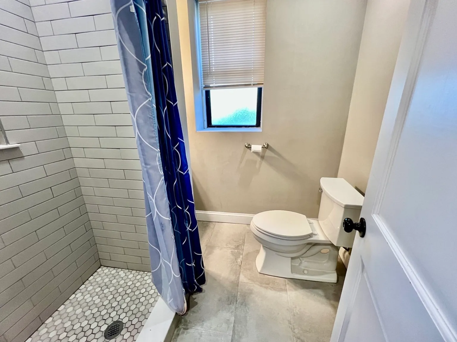 5 bed, 9999 sqft, $4,800 — Photo 3