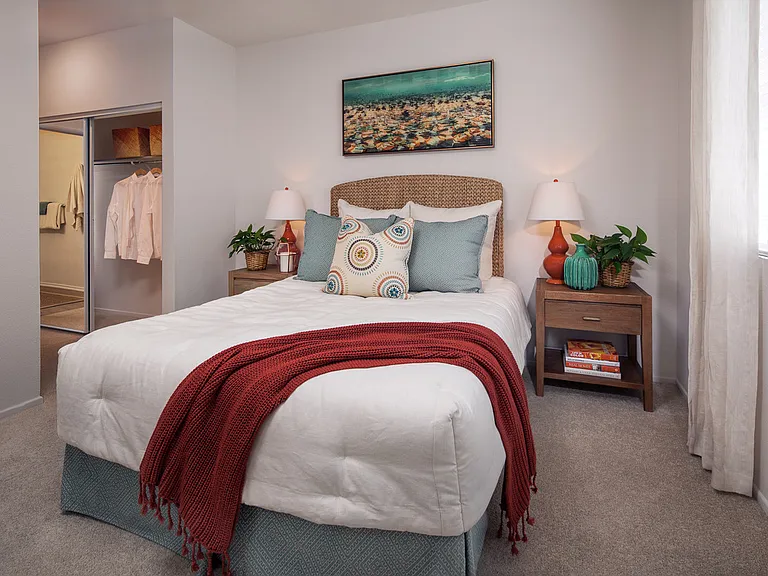 Las Flores Apartment Homes — Photo 9