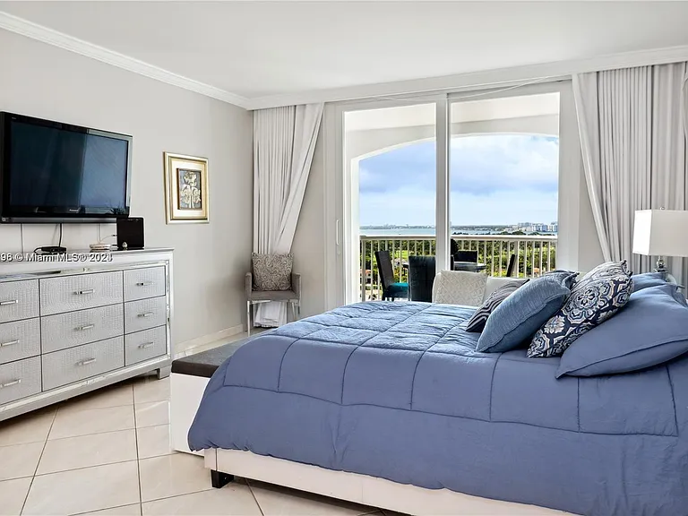 5401 Collins Ave #1123 — Photo 29