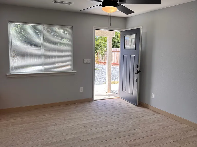 3874 E Ashlan Ave — Photo 3