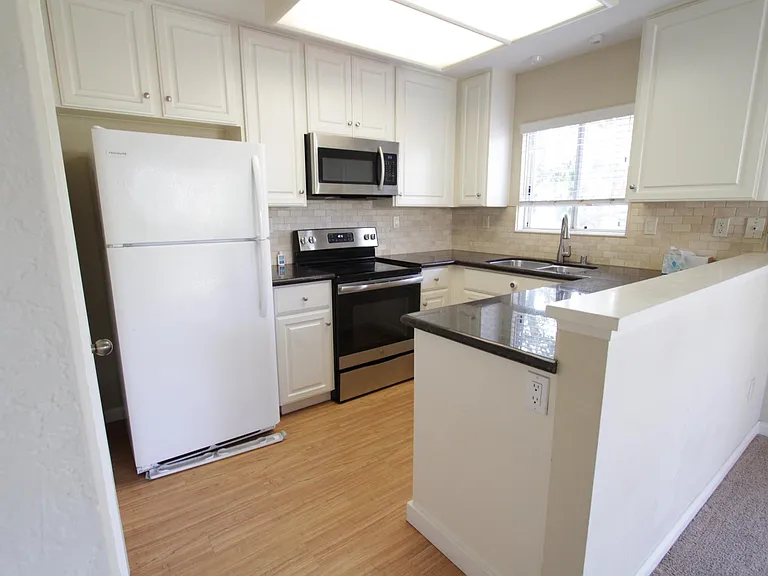 11325 Avenida De Los Lobos #C — Photo 7