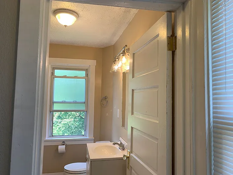 344 Clarence St — Photo 4