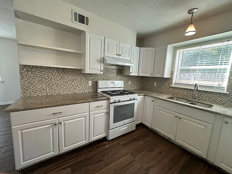 2108 Westchester Dr — Photo 12