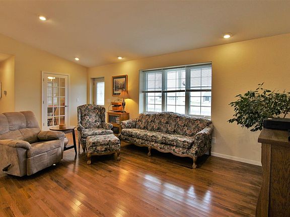 4th image of 400 Bowers Ave