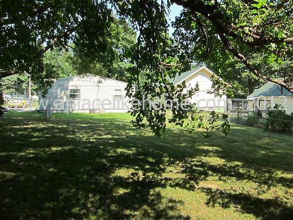 huge back yard w/shade trees