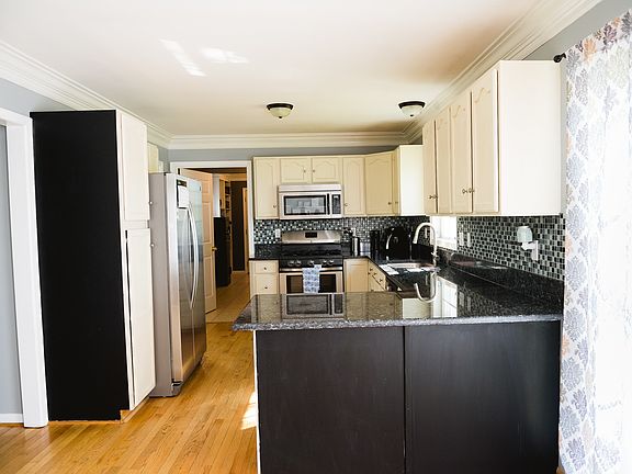 2nd image of 15834 Fox Chase Ln