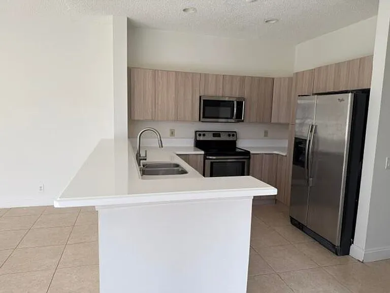 686 Lone Pine Ln — Photo 1